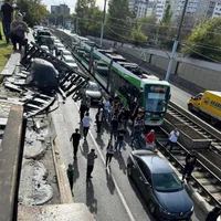 O mașină s-a răsturnat în pasajul Lujerului din București. Cum a ajuns acolo? Foto:  Info Trafic Bucuresti si Ilfov (Răzvan Mihai)