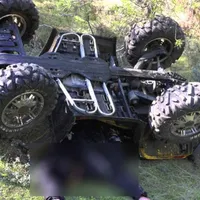 Un bunic de 74 de ani s-a dat cu ATV-ul și s-a răsturnat în șanț. Nu are niciun fel de permis - Foto: presasm.ro