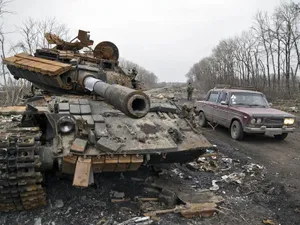 Tancurile rusești zac distruse în apropiere de Harkov/FOTO: The Guardian