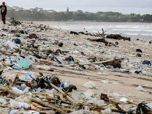 Plajele din Bali sunt acoperite de tone de deșeuri din plastic/FOTO: Getty