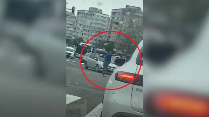 Bărbatul a coborât de la volan și s-a așezat în mijlocul intersecției pentru a dirija traficul. Sursa foto: captură video Ziua de Constanța