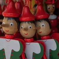 Personajul Pinocchio căruia, când mințea, îi creștea nasul, realizat sub forma unor jucării de lemn/FOTO: Pixabay