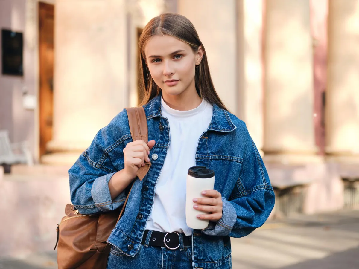 Adolescentă care ține în mână o cafea - Foto: Freepik (rol ilustrativ)