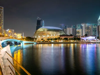 Zgârie-nori luminaţi noaptea - Foto: Freepik/jcomp