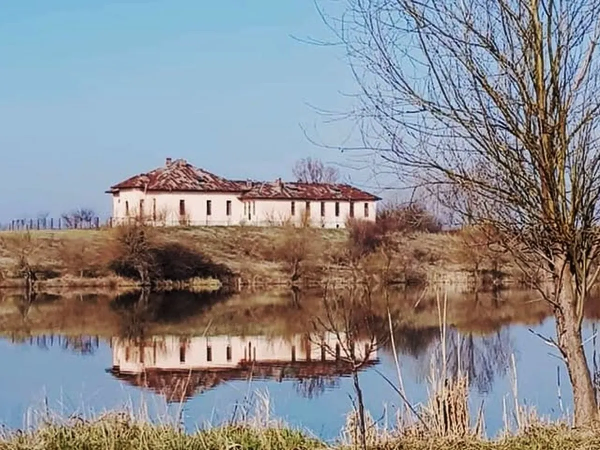 Casă înstărită pe malul lacului, în Necşeşti, Teleorman, comună considerată cea mai săracă din ţară - Foto: Facebook/Necşeşti, Gârdeşti, Belciug Teleorman