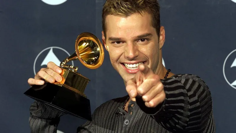 Faimosul cântăreț Ricky Martin, în 1999, cu Premiul Grammy câștigat - Foto: Profimedia Images