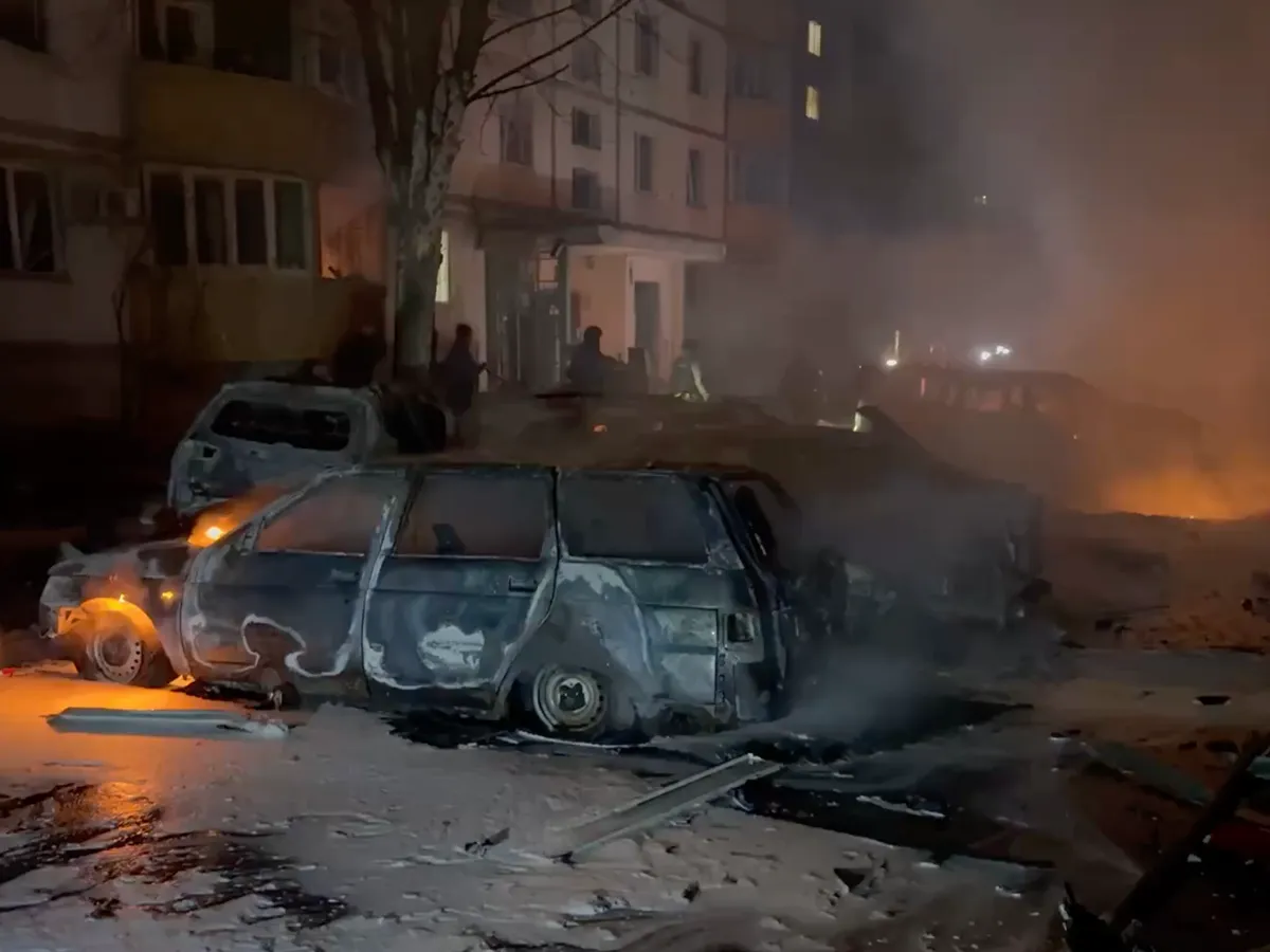 VIDEO Ploaie de drone rusești peste blocurile din Harkov. 32 de răniți, inclusiv copii. Blocuri devastate