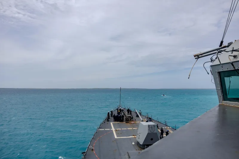 SUA denunţă survolarea unei nave americane de avioane de luptă din Venezuela