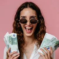 Curs BNR, 16 mai. Moneda euro a crescut puţin. Cursul leu-euro scade spre 5 lei - Foto: Pexels/Pavel Danilyuk