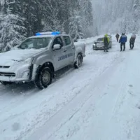 Mașini blocate în Transalpina. A fost necesară intervenția jandarmilor montani Foto/Facebook/ Ijj Prahova