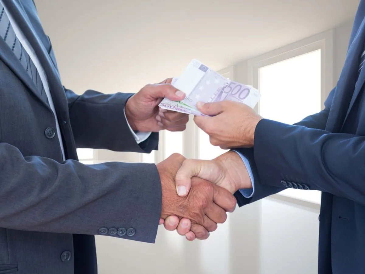 Comisar-șef de poliție din Giurgiu prins în flagrant, în timp ce lua șpagă chiar în mașina sa de serviciu