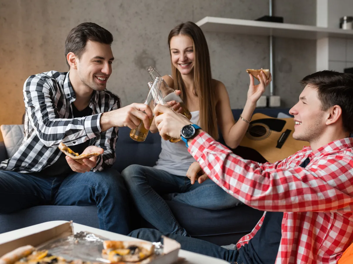 Motivul pentru care te simți rău după unii musafiri. Cu ce să cureți energia negativă din casa ta?