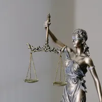 Motivarea unei judecătoare care a înlocuit arestul preventiv cu arestul la domiciliu în cazul unui suspect de viol asupra unei minore sechestrate: „Nu au existat ieșiri în stradă, proteste în presă”/FOTO: unsplash.com