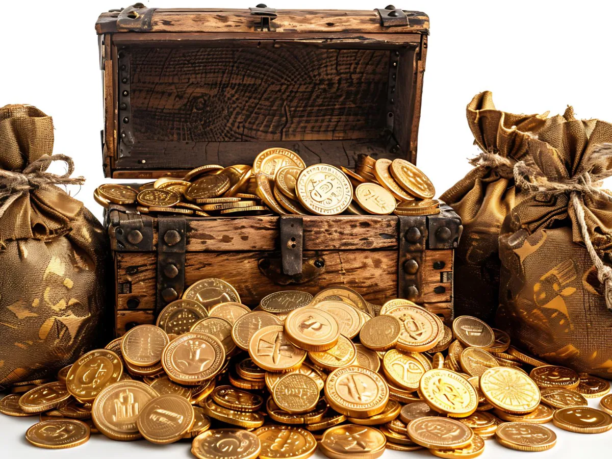 Un pescar care căuta râme a găsit o comoară cu 20.000 de monezi vechi de un mileniu. Cântăreau 13 kilograme