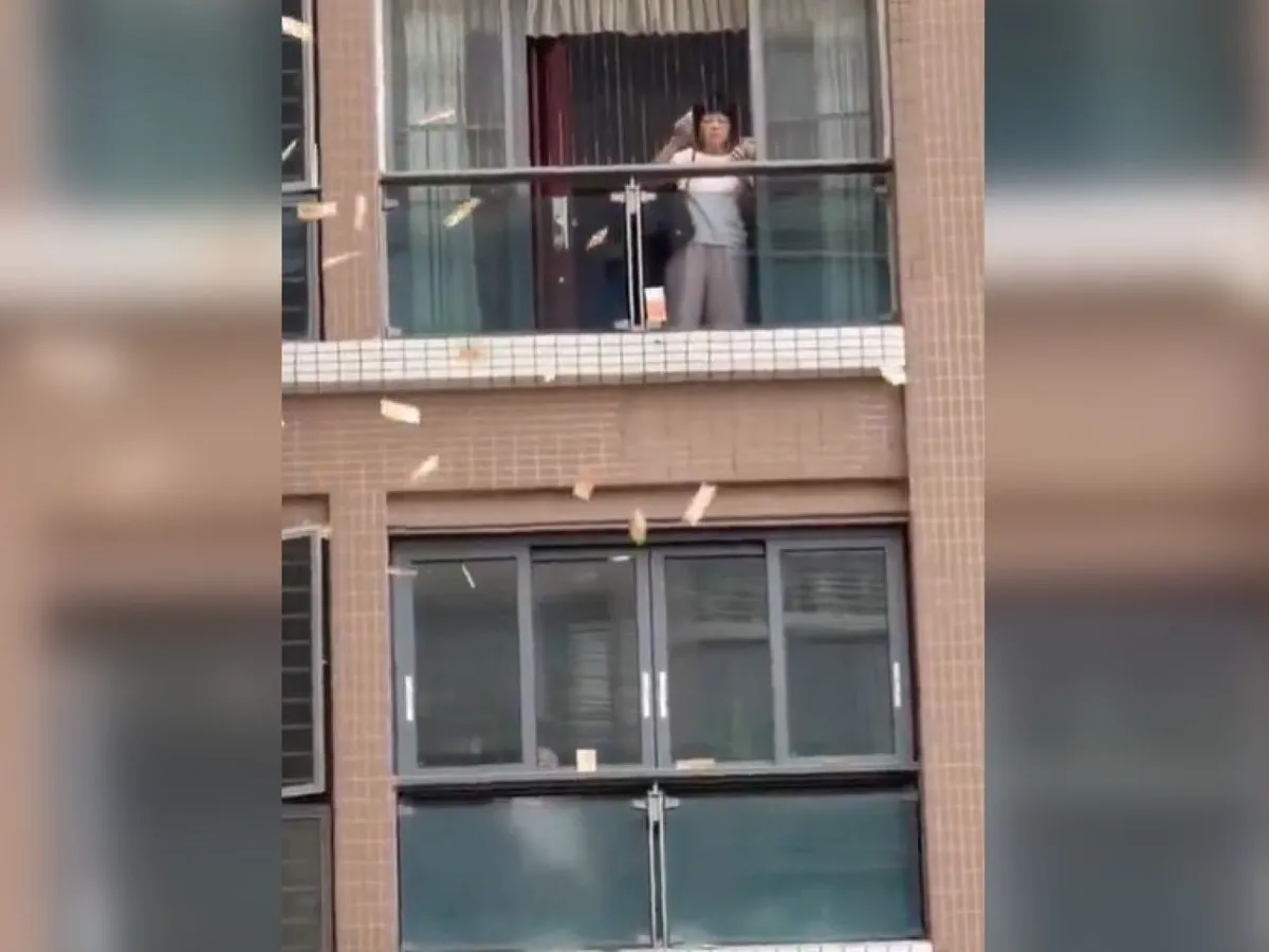 O femeie aruncă peste 160.000 de dolari de pe balcon după o ceartă cu soțul. Trecătorii au fost în extaz
