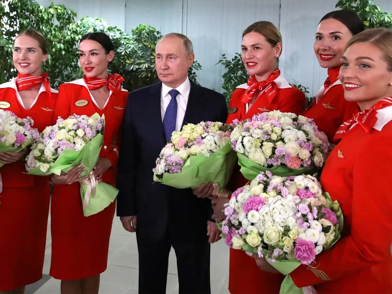 Putin, alături de însoțitoarele de bord ale companiei Aeroflot- FOTO: PROFIMEDIA