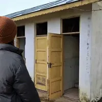 Elevii merg încă la WC-ul din fundul curții. În 12 ani s-au dat sute de milioane să fie modernizat - Foto. Colaj
