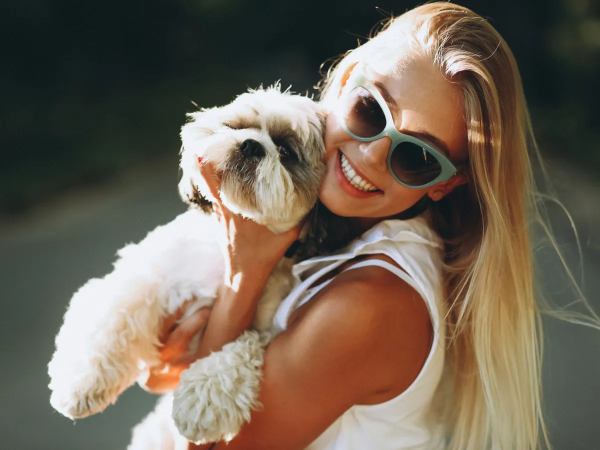 Femeie cu cîine - Foto: Freepik