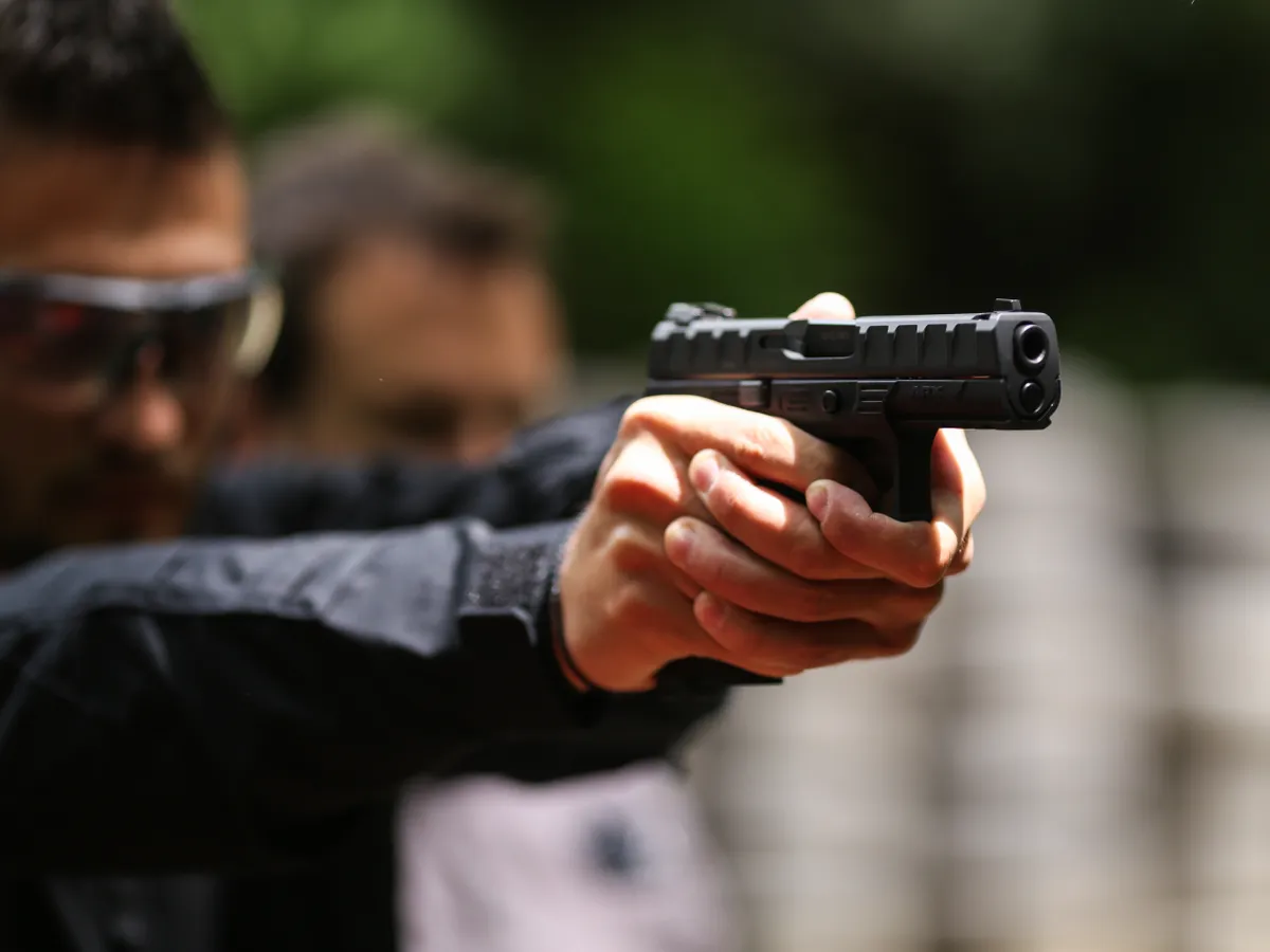 Vrei să tragi cu o armă de foc letală, ca polițiștii? Te costă cel puțin 300 de lei - FOTO: Inquam Photos / George Călin
