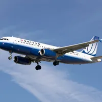 Panică într-un avion. Un pasager a vrut să deschidă ușa de urgență în zbor. Amenința cu lingurița - FOTO: Profimedia Images