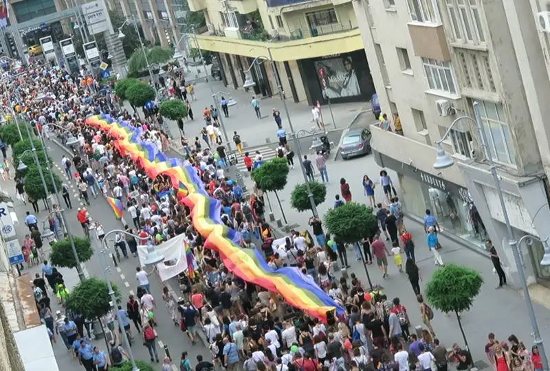 Steagul LGBT pe Calea Victoriei. FOTO: Accept