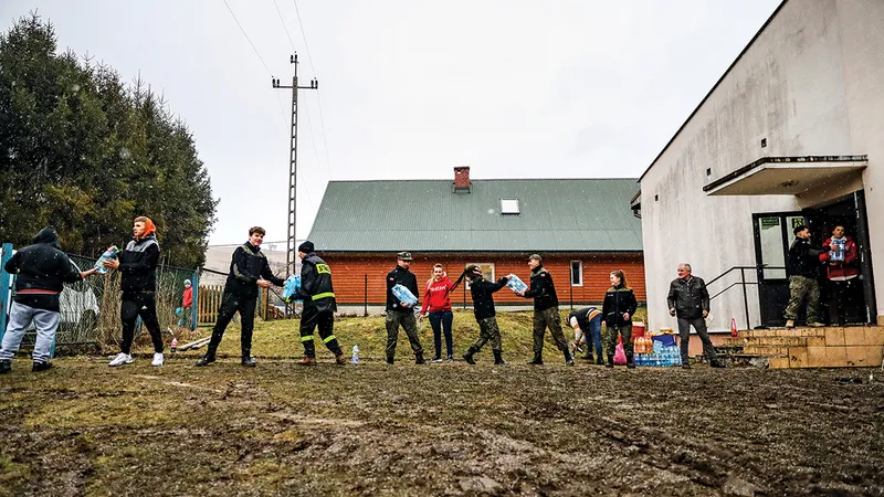 Mână de ajutor Voluntarii descarcă donații pentru a ajuta refugiații ucraineni, la o școală din Kroscienko, Polonia