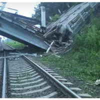 Ucrainenii au aruncat în aer un pod, tăind aprovizionarea cu tehnică militară a rușilor/foto: uamap