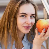 Ce schimbări apar în organism atunci când mănânci un măr în fiecare zi? Chiar ține doctorul departe? - Foto: Freepik (Imagine cu rol ilustrativ)