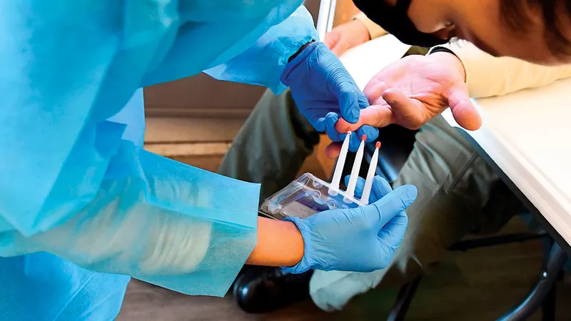 Un asistent medical administrează un test de sânge