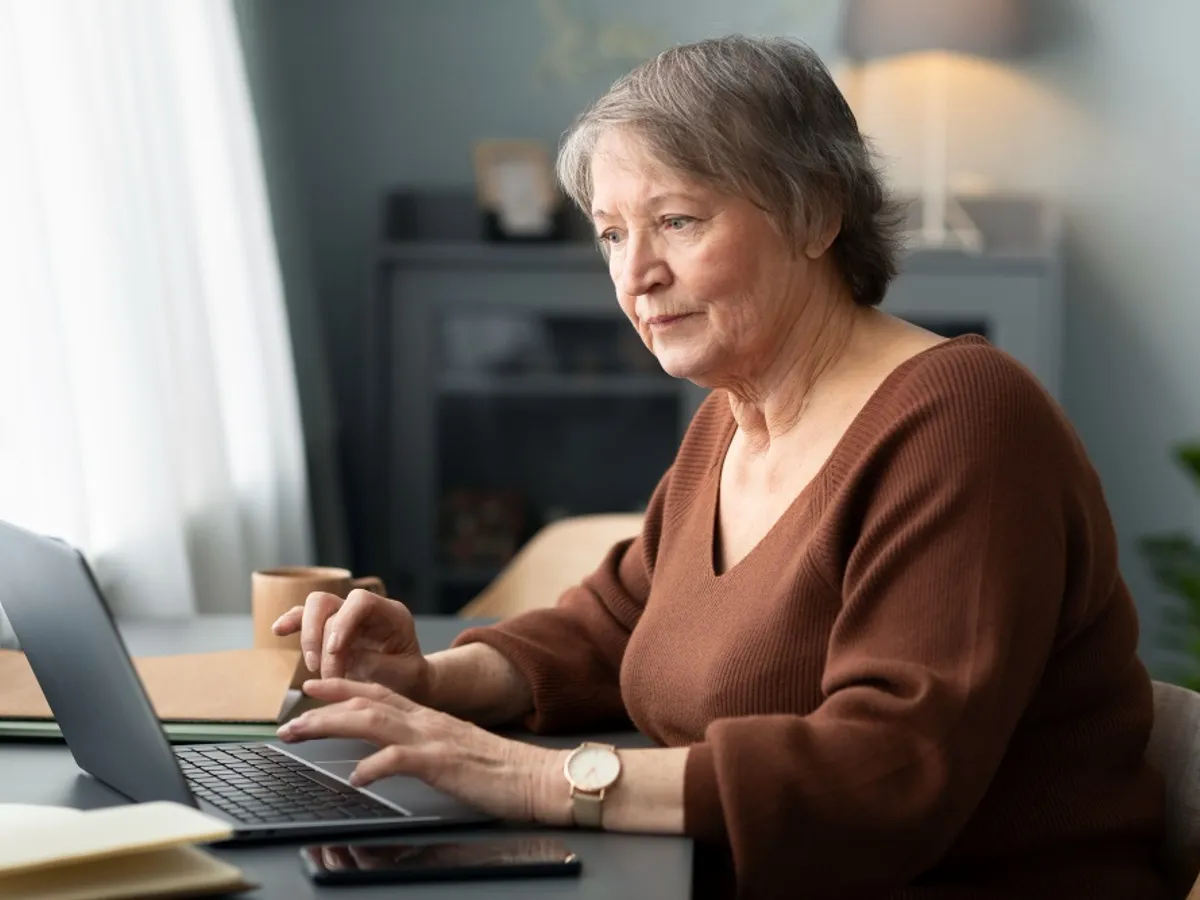 Femeie bătrână cu laptop - Foto: Freepik (rol ilustrativ)