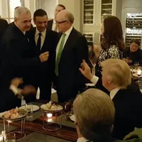 În ianuarie 2017, Dragnea și premierul Grindeanu au fost strecurați la un dineu oferit de Donald Trump, unde au reușit să-și facă o poză cu președintele SUA Foto: Facebook