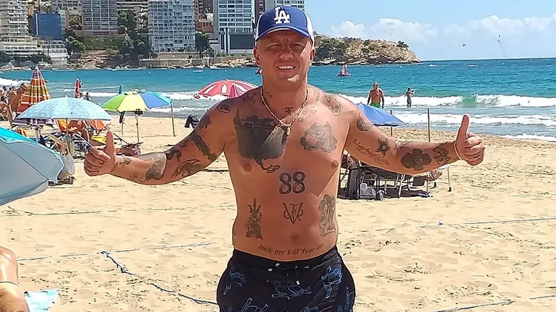 Revoluționarul anti-mască Raul Rus, condamnat împreună cu soția pentru că a forțat minore să se prostitueze. Acum este eliberat condiționat Foto: Facebook