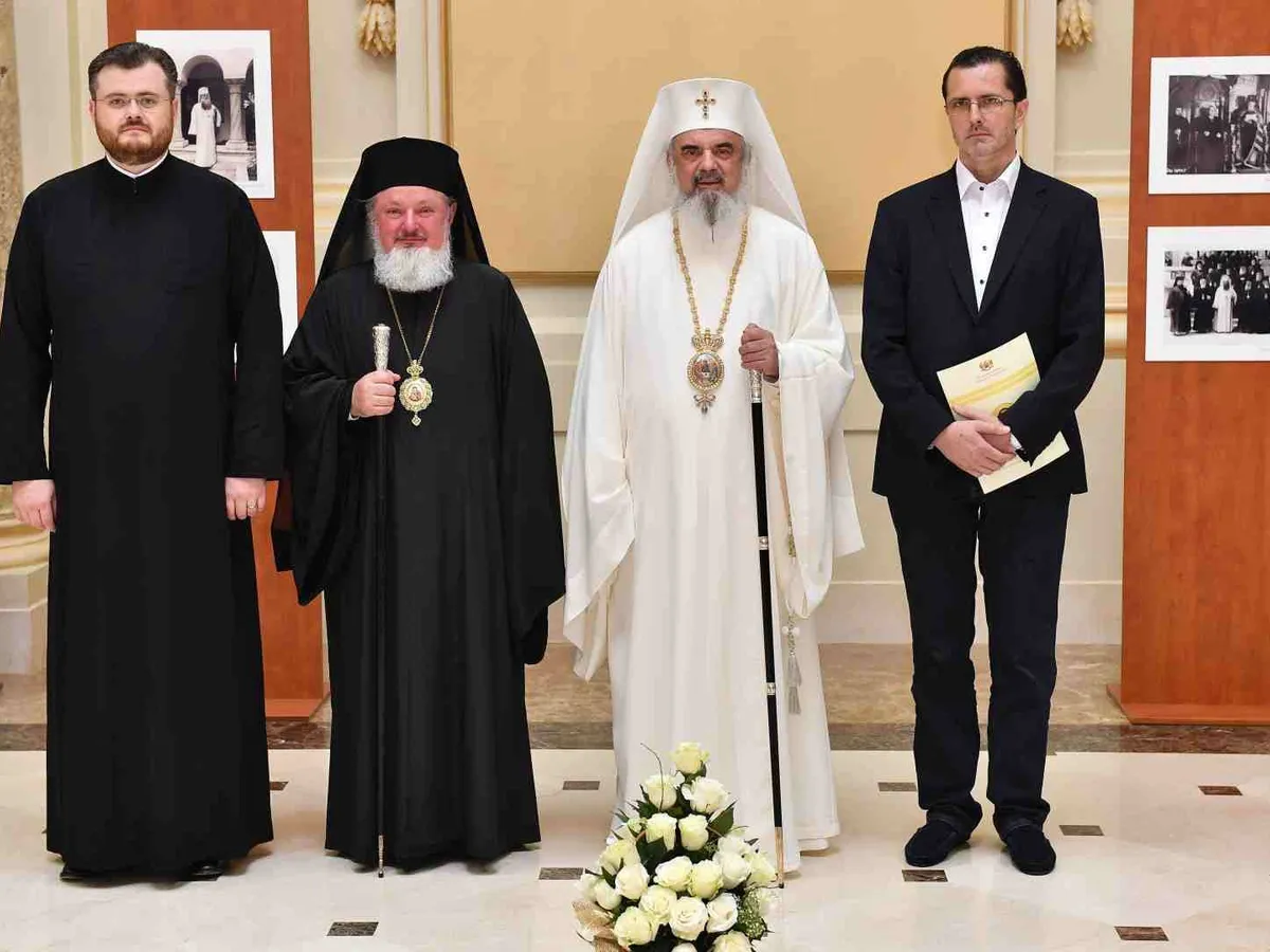 Vasile Bănescu, lângă patriarhul Daniel, și Preasfințitul Varlaam Ploieșteanul, coordonatorul agenției de presă Basilica, la hramul agenției, în 2017. FOTO: Patriarhia Română
