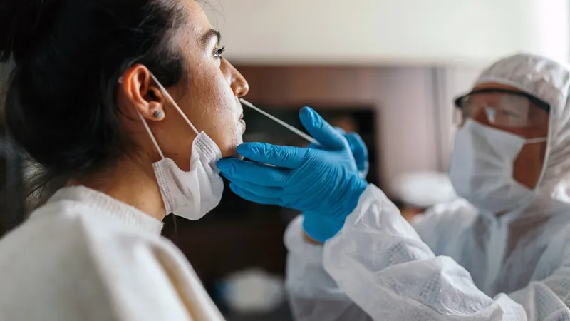 Capcana carantinei de 5 zile. Oamenii merg la lucru cu COVID. Nu li se mai cere să aibă test negativ / HealthLine