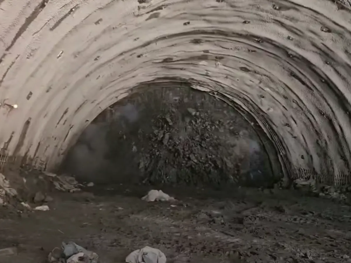 Demolare tunel Robești - Foto: Captură foto Facebook/Cristian Pistol