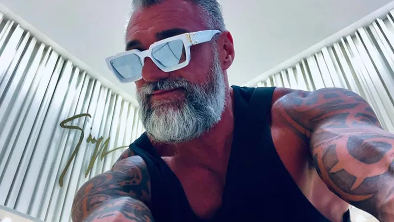 Proxenetul Zozopapa, găsit spânzurat într-un bloc în construcție. Se oferise și el ca escortă Foto: Facebook