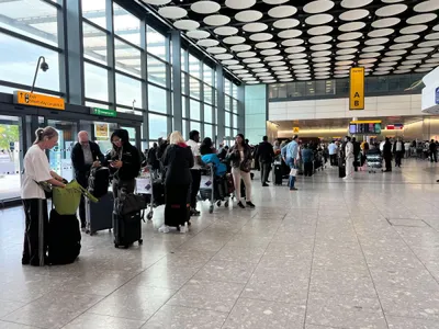 Aeroportul Heathrow plin de persoane care aşteaptă, din cauza zborurilor amânate sau anulate, în septembrie 2025 - Foto: Profimedia Images (Imagine cu caracter ilustrativ)