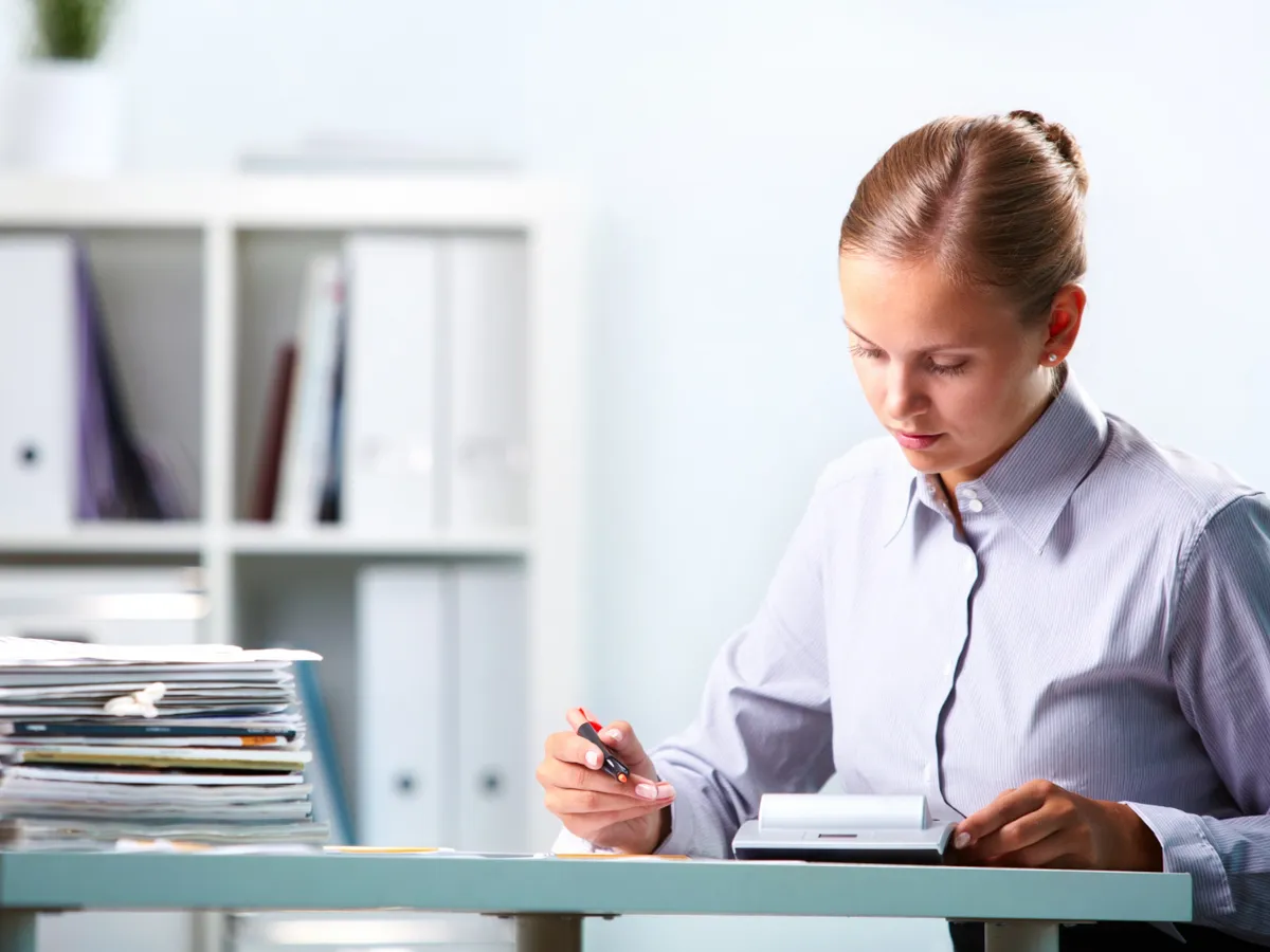 Femeie cu documente - Foto: Freepik