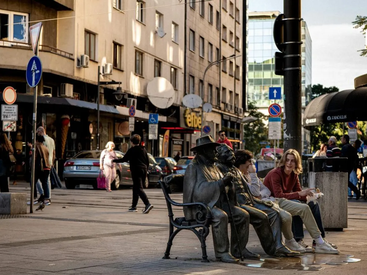 Tineri stând pe o bancă, în Sofia - Foto: Pexels/Simeon Stoilov