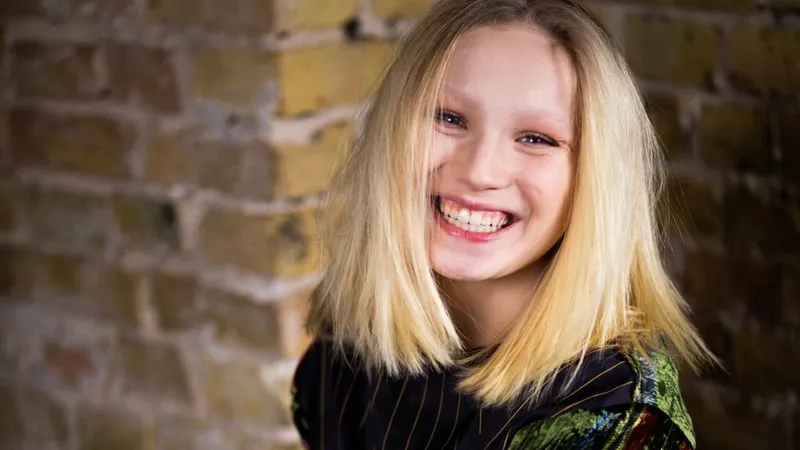 O actriţă de 12 ani, nominalizată la Globul de Aur, învoită de la şcoală pentru a viziona gala dedicată acestor premii/FOTO: Instagram/helena.zengal.official