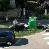 Amendă usturătoare pentru o femeie după ce a aruncat o saltea la colțul străzii - Foto: PROTV