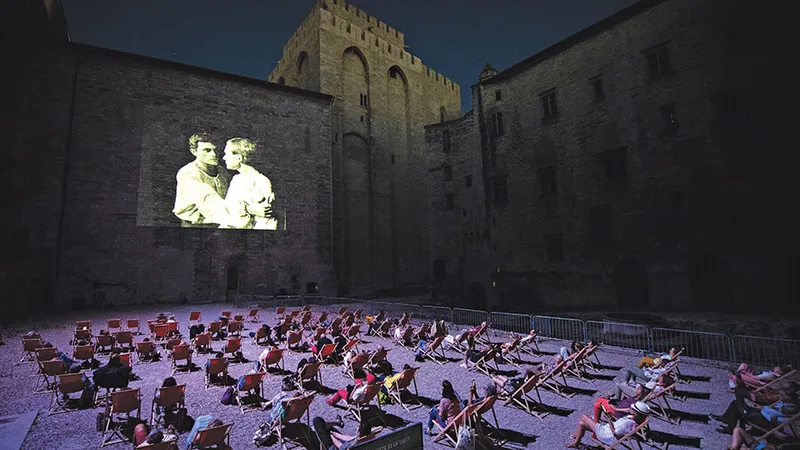 Retrospectivă teatrală Deși festivalul anual de teatru de la Avignon – Franța – a fost anulat anul acesta din cauza COVID-19, organizatorii evenimentului au putut proiecta pe ecranul exterior înregistrări video cu piese din anii anteriori