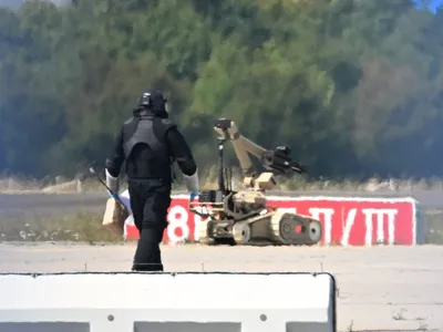 Un robot de dezamorsare a explozibililor este mobilizat în apropierea unui avion ucrainean la Aeroportul Leipzig/Halle Foto: profimediaimages.ro