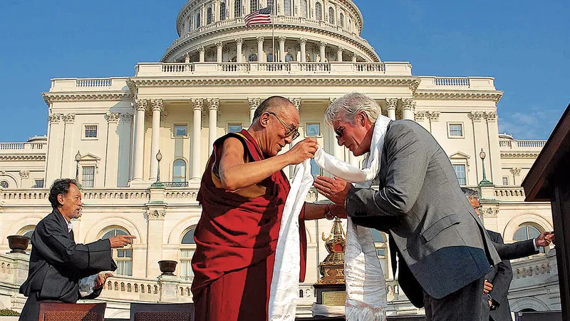 Dalai Lama cu actorul Richard Gere la o ceremonie din 2007 la Capitoliul SUA