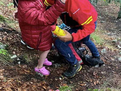 O familie cu doi copii încălțați în papuci de plajă, surprinși pe munte de o furtună năpraznică/FOTO: Facebook/SalvamontArges