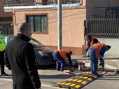 Șapte limitatoare de viteză montate pe strada Mențiunii/FOTO: Facebook/Radu Mihaiu