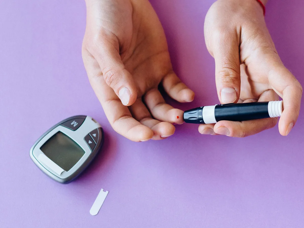 O persoană îşi măsoară nivelul glucozei din sânge cu glucometrul - Foto: Pexels/Nataliya Vaitkevich