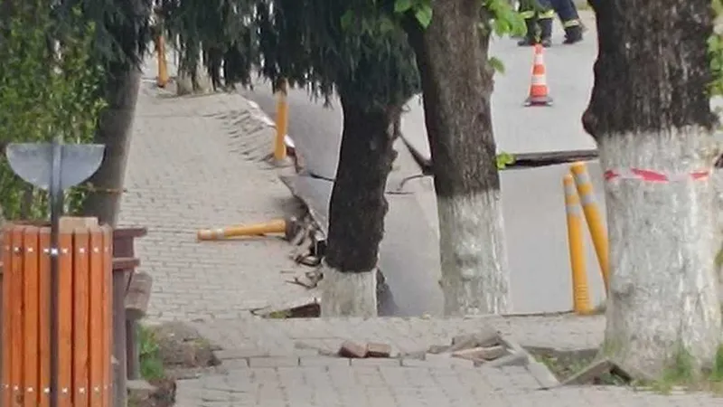 Primarul din Slănic, unde s-a surpat o stradă: 8.500 lei salariu, 3.300 pensie. „Plângea” că e puțin - Foto: captură video