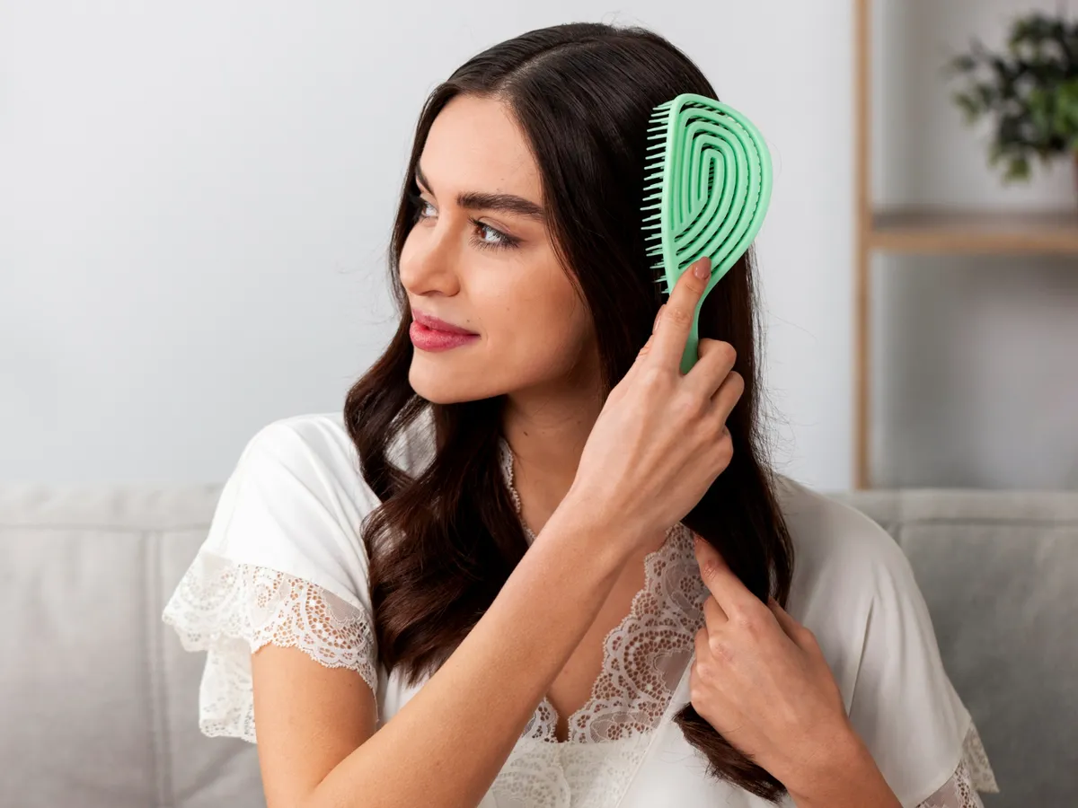O perie murdară poate fi motivul pentru care ți se îngrașă părul mai repede. Cât de des să o speli?