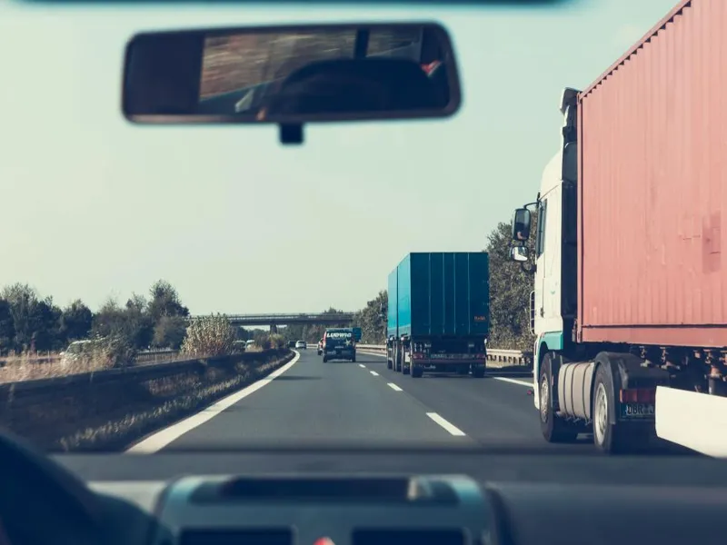 Taxa care pune pe jar transportatorii: rovinieta locală ajunge la vot în Consiliul Local - Foto: Pexels/Markus Spiske